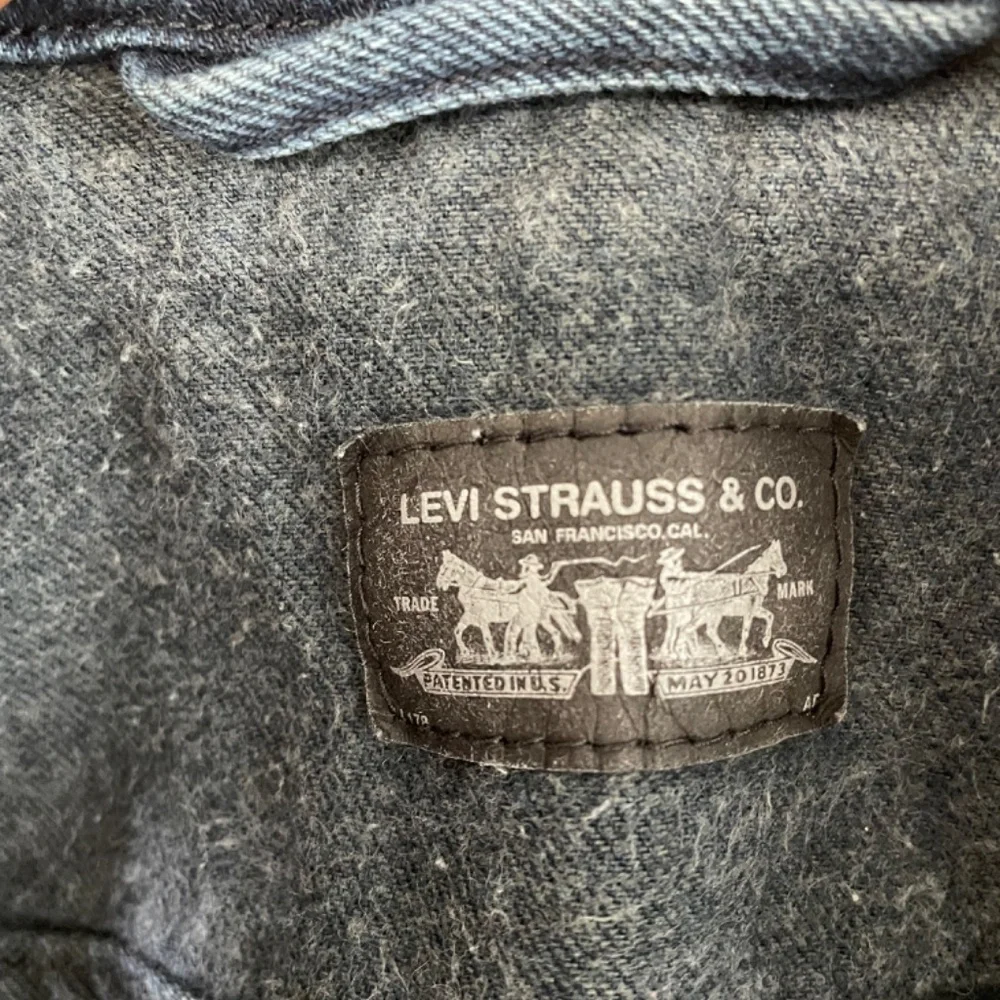 Levi’s Dark Wash Denim Vest Small 100% Cotton Trucker Style Embroidered Western